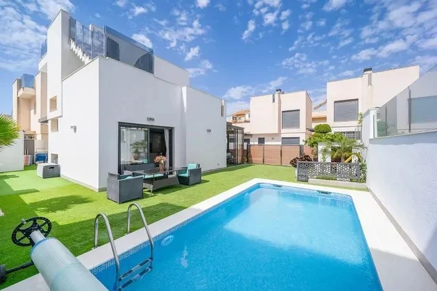 Sell property in Torrevieja: sea-view terrace prepared for presenting the home