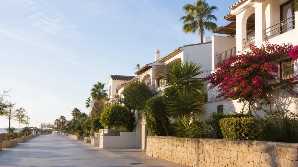 Entorno residencial mediterráneo para una guía sobre vivir en Aguas Nuevas