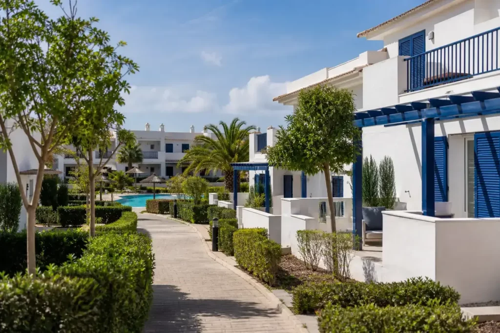 Conjunto residencial mediterráneo con viviendas y zonas comunes